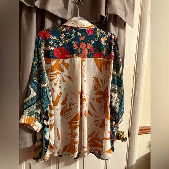 Rose & Olive Multicolor Floral Top - Picture 4 of 4